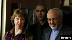 FILE - EU foreign policy chief Catherine Ashton (L) and Iranian Foreign Minister Mohammad Javad Zarif (R) arrive at a news conference at the end of the Iranian nuclear talks in Geneva, Nov. 10, 2013.