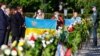 Представники посольства України у Німеччині покладають квіти до меморіалу війни у Берліні 8 травня 2020 р.