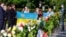 Представники посольства України у Німеччині покладають квіти до меморіалу війни у Берліні 8 травня 2020 р.