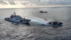 Kapal garda pantai China menyemprot kapal Filipina dengan meriam air di beting sengketa, Laut China Selatan, 4 Desember 2024. (Foto: (National Task Force for the West Philippine Sea via AP)