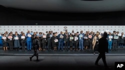 Gladi resik foto bersama untuk para delegasi pertemuan menteri luar negeri G20 yang kemudian dibatalkan di Johannesburg, Afrika Selatan, 20 Februari 2025. (Foto: Jerome Delay/AP Photo)