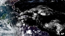 Esta imagen satelital proporcionada por la Oficina Nacional de Administración Oceánica y Atmosférica de Estados Unidos (NOAA, por sus siglas en inglés) muestra varios sistemas meteorológicos, el domingo 3 de noviembre de 2024, en el Caribe, Centroamérica y Sudamérica.