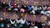 Ilustrasi. Muslim membagikan makanan saat mereka menunggu untuk berbuka puasa di luar masjid selama bulan suci Ramadhan, di Manama, Bahrain. (Foto: Reuters/Hamad I Mohammed)