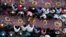 Ilustrasi. Muslim membagikan makanan saat mereka menunggu untuk berbuka puasa di luar masjid selama bulan suci Ramadhan, di Manama, Bahrain. (Foto: Reuters/Hamad I Mohammed)