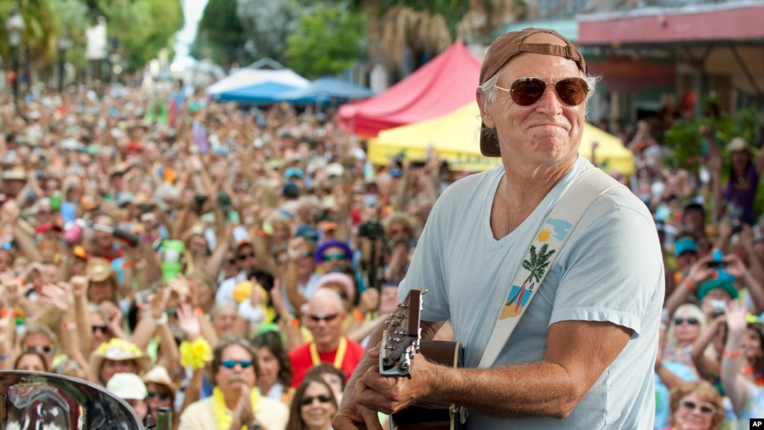 ARCHIVO- En esta fotografía de archivo del 4 de noviembre de 2011, el cantante y compositor Jimmy Buffett actúa ante sus fans en Duval Street en Key West, Florida. (Rob O'Neal/Florida Keys News Bureau vía AP)