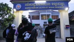 Borei Keila community activists, rights groups and the press wait for the release of land rights officials at Phnom Penh's Dangkor district police after their fellow land rights activists were arrested during “Black Monday” protest on Monday 9th, May 2016. (Leng Len/VOA Khmer) 