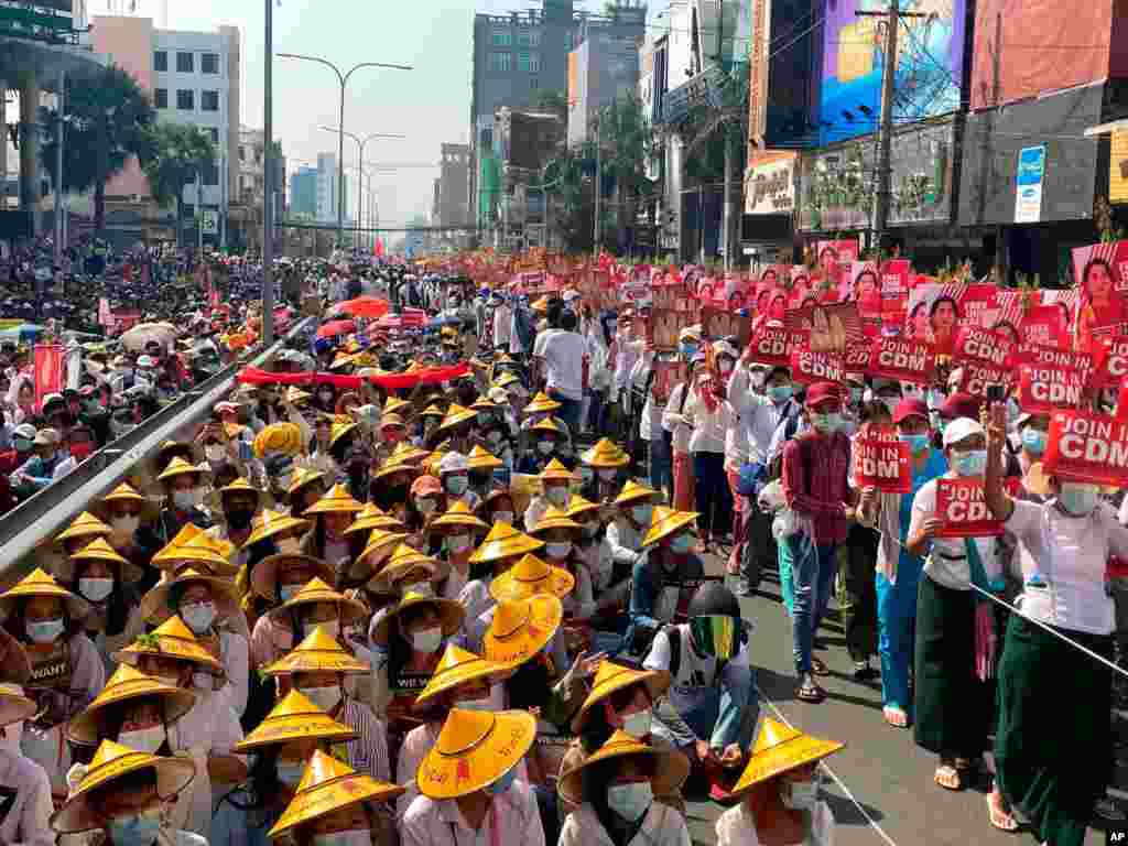 미얀마 만달레이에서 군부 쿠데타에 반대하는 대규모 시위가 계속되고 있다. 