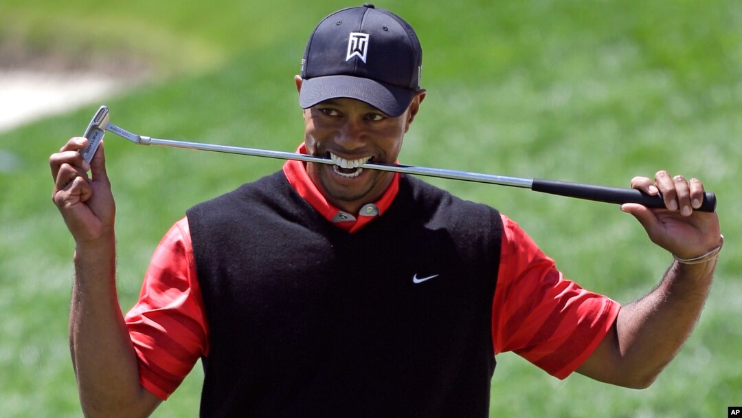Tiger Woods dikenai penalti 2 pukulan, namun melonjak ke peringkat ke-7 hari Sabtu 13/4 (foto: dok). 