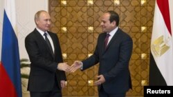 Russia's President Vladimir Putin (L) meets with Egypt's President Abdel Fattah al-Sisi in Cairo, Dec. 11, 2017. 