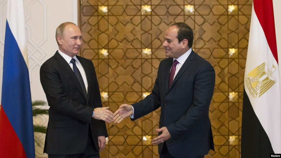 Presiden Rusia Vladimir Putin (kiri) bertemu dengan Presiden Mesir Abdel Fattah al-Sisi di Kairo, 11 Desember 2017. 