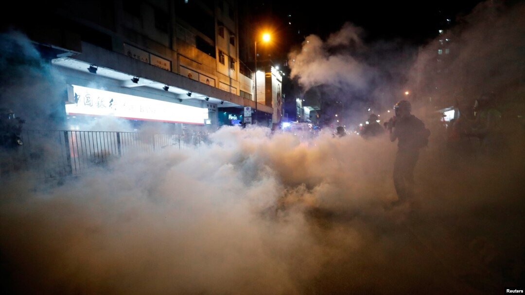Seorang pria terlihat, setelah polisi anti huru hara menembakkan gas air mata ketika ia duduk di Yuen Long. (Foto: Reuters)…