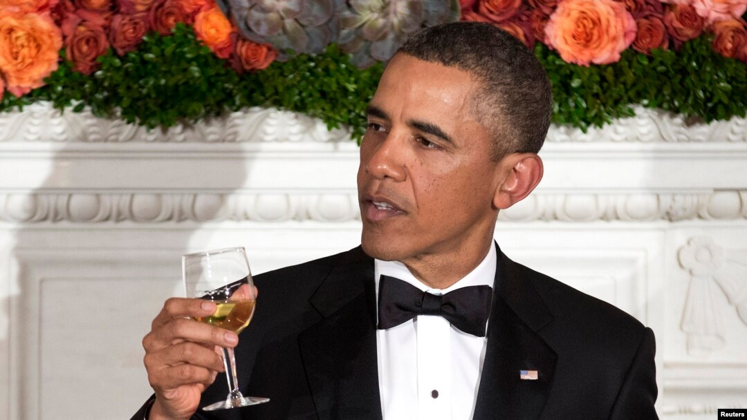 Presiden Barack Obama dalam salah satu acara jamuan makan malam di Washington DC (Foto: dok). Presiden Obama membuat lelucon tentang dirinya, dunia politik dan media dalam jamuan makan malam santai yang diadakan setiap tahun untuk menjamu para wartawan dan elit politik di Amerika, Sabtu malam (9/3).