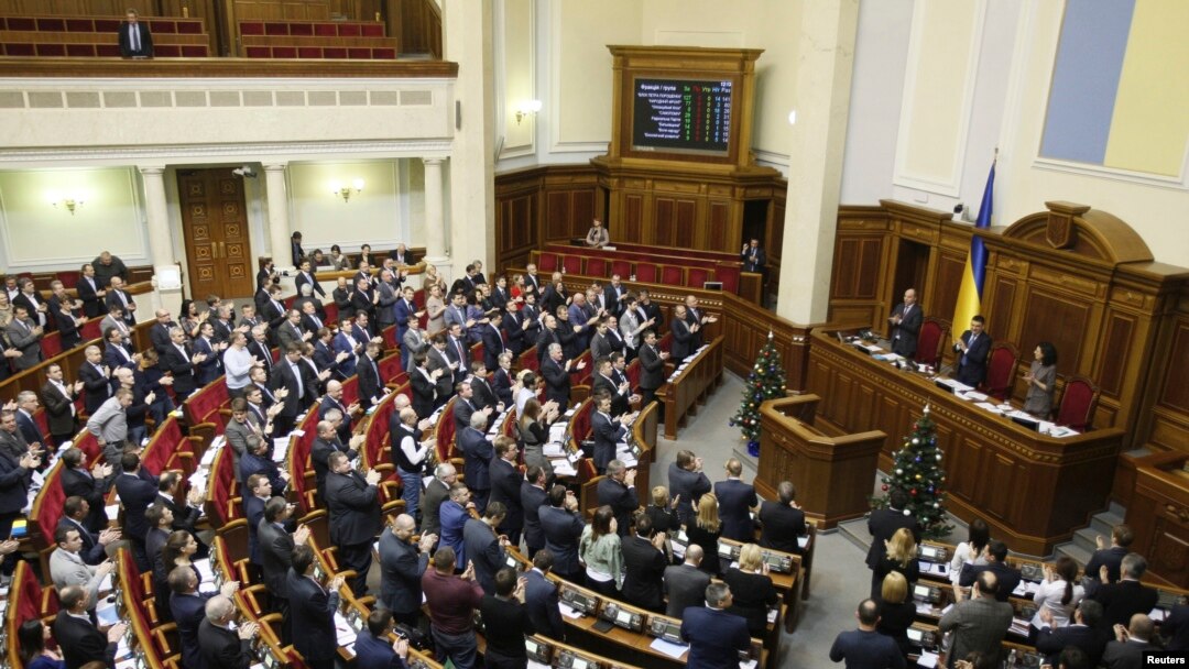 Đại biểu Quốc hội vỗ tay sau khi bỏ phiếu hủy bỏ quy chế "không liên kết" tại Kiev, ngày 23/12/2014.