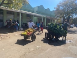 Zimbabwe's new measures to contain COVID-19 include a “vaccination blitz” targeting borders and vendors. But vendors say the vaccination program should remain voluntary, not compulsory. Bulawayo, Zimbabwe, June 27, 2021. (Columbus Mavhunga/VOA)