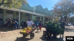 Abathengisa impahla etshiyeneyo 0Bulawayo, Zimbabwe. (Columbus Mavhunga/VOA) 