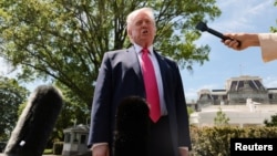 دونالد ترمپ، رییس جمهور امریکا حین صحبت با خبرنگاران 