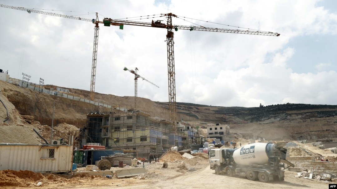 Pembangunan permukiman Israel di Givat Zeev dekat Ramallah, Tepi Barat, 14 April 2016. (AFP/Thomas Coex)