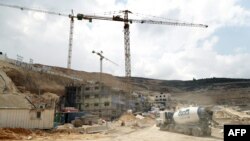 Pembangunan permukiman Israel di Givat Zeev dekat Ramallah, Tepi Barat, 14 April 2016. (AFP/Thomas Coex)