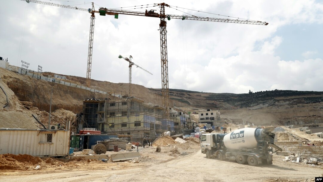 Para pekerja konstruksi melakukan pembangunan permukiman Yahudi 'Givat Zeev' dekat Ramallah, Tepi Barat (foto: dok).