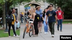 Para mahasiswa berjalan di kampus Universitas Michigan di Ann Arbor, Michigan, sebelum pandemi, 19 September 2018. (Foto: Reuters)