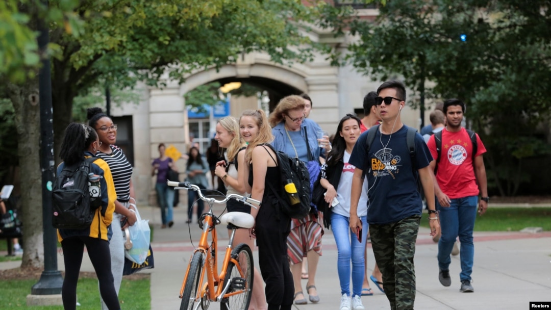 Para mahasiswa berjalan di kampus Universitas Michigan di Ann Arbor, Michigan, 19 September 2018. (Foto: Reuters)