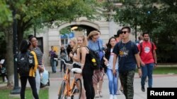 Para mahasiswa berjalan di kampus Universitas Michigan di Ann Arbor, Michigan, 19 September 2018. (Foto: Reuters)