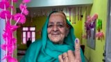 جمعہ، 19 اپریل، 2024، کوجموں و کشمیر کے ضلع ڈوڈا میں بھارت کے قومی انتخابات کے پہلے راؤنڈ کی پولنگ کے دوران ووٹ ڈالنے کے بعد ایک خاتون اپنی انگلی پر انمٹ سیاہی کا نشان دکھا رہی ہیں۔ (اے پی فوٹو)