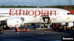 Ground crew personnel surround Ethiopian Airlines' 787 Dreamliner upon its arrival at Arlanda airport, north of Stockholm, Sweden, September 20, 2012. 