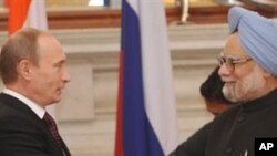 Russian Prime Minister Vladimir Putin (L) shakes hands with Indian Prime Minister Manmohan Singh following a joint statement to the press in New Delhi, 12 Mar 2010.