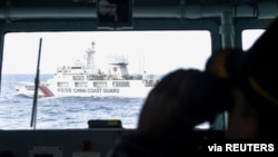 在印尼专属经济区海上巡逻的印尼海军舰只看到了一艘中国海警船。（2020年1月11日）