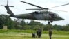 Un helicóptero militar despega con un grupo de indígenas en una base militar en Calamar, Colombia, el martes 23 de mayo de 2023, para ayudar a buscar a cuatro niños indígenas desaparecidos después de un accidente aéreo.