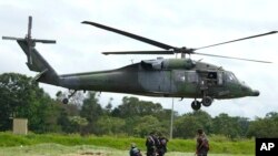 ARCHIVO - Un helicóptero militar despega con un grupo de indígenas en una base militar en Calamar, Colombia, el 23 de mayo de 2023, para ayudar a buscar a cuatro niños indígenas que desaparecieron después de un accidente aéreo mortal.