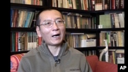 រូប​ឯកសារ៖ លោក Liu Xiaobo ផ្តល់​បទ​សម្ភាសន៍​នៅ​ផ្ទះ​របស់​គាត់​កាល​ពី​ឆ្នាំ​២០១៨។