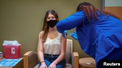 Una adolescente de 14 años recibe la primera dosis de la vacuna de Pfizer contra COVID-19 en Nueva Órleans, EE. UU. el 13 de mayo de 2021.