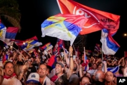 Partidarios de Yamandu Orsi, candidato del Frente Amplio, celebran los primeros resultados de las elecciones presidenciales de segunda vuelta en Montevideo, Uruguay, el domingo 24 de noviembre de 2024. (Foto AP/Natacha Pisarenko)