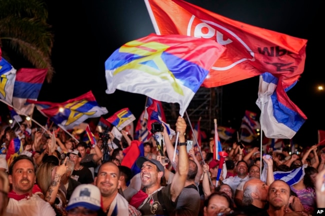 Partidarios de Yamandu Orsi, candidato del Frente Amplio, celebran los primeros resultados de las elecciones presidenciales de segunda vuelta en Montevideo, Uruguay, el domingo 24 de noviembre de 2024. (Foto AP/Natacha Pisarenko)