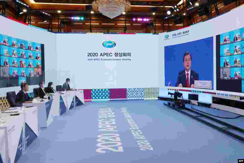 문재인 한국 대통령이 의장국인 말레이시아에서 영상으로 진행되는 아시아태평양경제협력체(APEC) 정상회의 연설을 서울 청와대에서 하고 있다. 