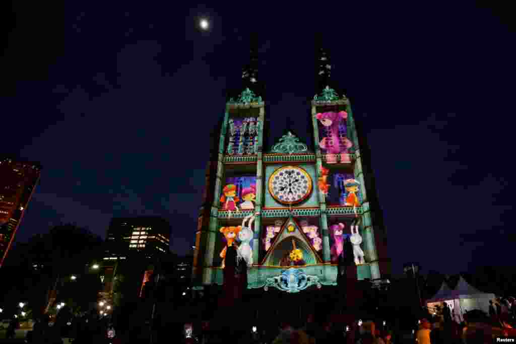 فصل کریسمس در سیدنی استرالیا با یک نمایش نور بر روی کلیسای جامع مریم مقدس در این شهر شروع می&zwnj;&zwnj;شود.