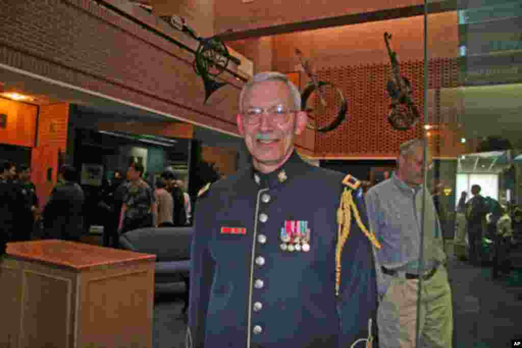 美国陆军军乐团指挥罗通迪上校