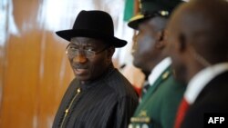  Nigerian President Goodluck Jonathan (L) arrives to attend the closing session of the ECOWAS summit in Abuja, Nigeria, July 18, 2013.