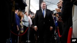 El nuevo secretario de Estado, Mike Pompeo, saluda a los empleados a su llegada al edificio del Departamento de Estado el 1 de mayo.