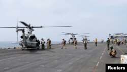 아라비아해로 작전 중인 미 중부사령부(CENTCOM)의 군용 헬기와 병력의 모습.