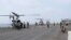 아라비아해로 작전 중인 미 중부사령부(CENTCOM)의 군용 헬기와 병력의 모습.