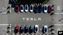 Tesla vozila na parkingu u fabrici kompanije Fremont, Kalifornija, 18. septembra 2023.