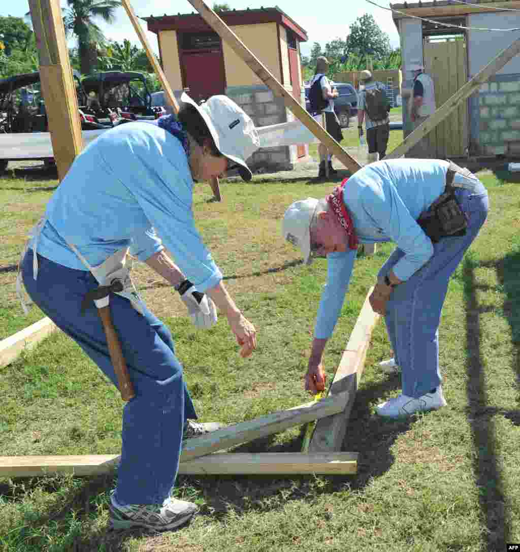 Jimmy Carter et sa défunte épouse, Rosalynn sur un chantier de au sud de Port-au-Prince, le 26 novembre 2012. (THONY BELIZAIRE / AFP)