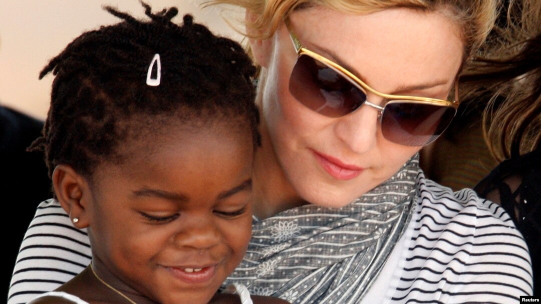 Madonna bersama anak adopsinya, Merci James, di Lilongwe, Malawi, 6 April 2010 (foto: dok). Madonna mengadopsi dua anak lagi (kembar) dari Malawi. 