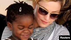 Madonna bersama anak adopsinya, Merci James, di Lilongwe, Malawi, 6 April 2010 (foto: dok). Madonna mengadopsi dua anak lagi (kembar) dari Malawi. 