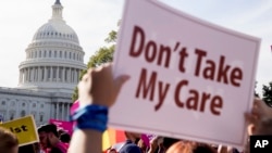 Protesta frente al Capitolio: "No se lleven mi Cuidado", dice el cartel en contra de la revocación de la ley de cuidados de la Salud, conocida como Obamacare.