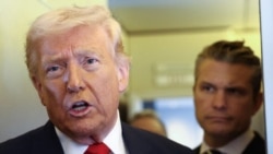 دونالد ترامپ و وزیر جنگ آمریکا در حال گفت‌وگو با خبرنگاران در هواپیمای مخصوص رئیس‌جمهور