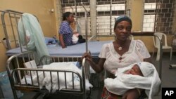 Des femmes avec leurs nouveau-nés sont assises dans un quartier de la maternité de l'île de Lagos à Lagos, Nigeria, 31 octobre 2011.